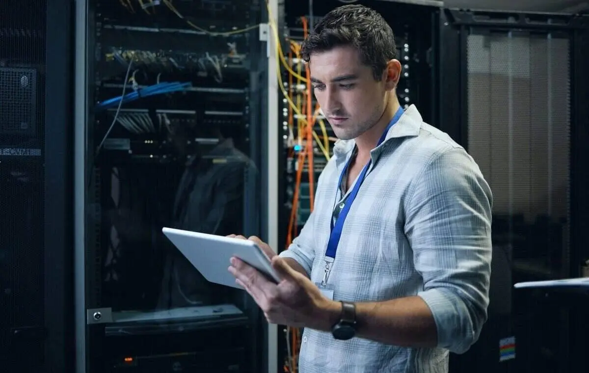 Technicien réalisant l’audit d’une infrastructure réseau